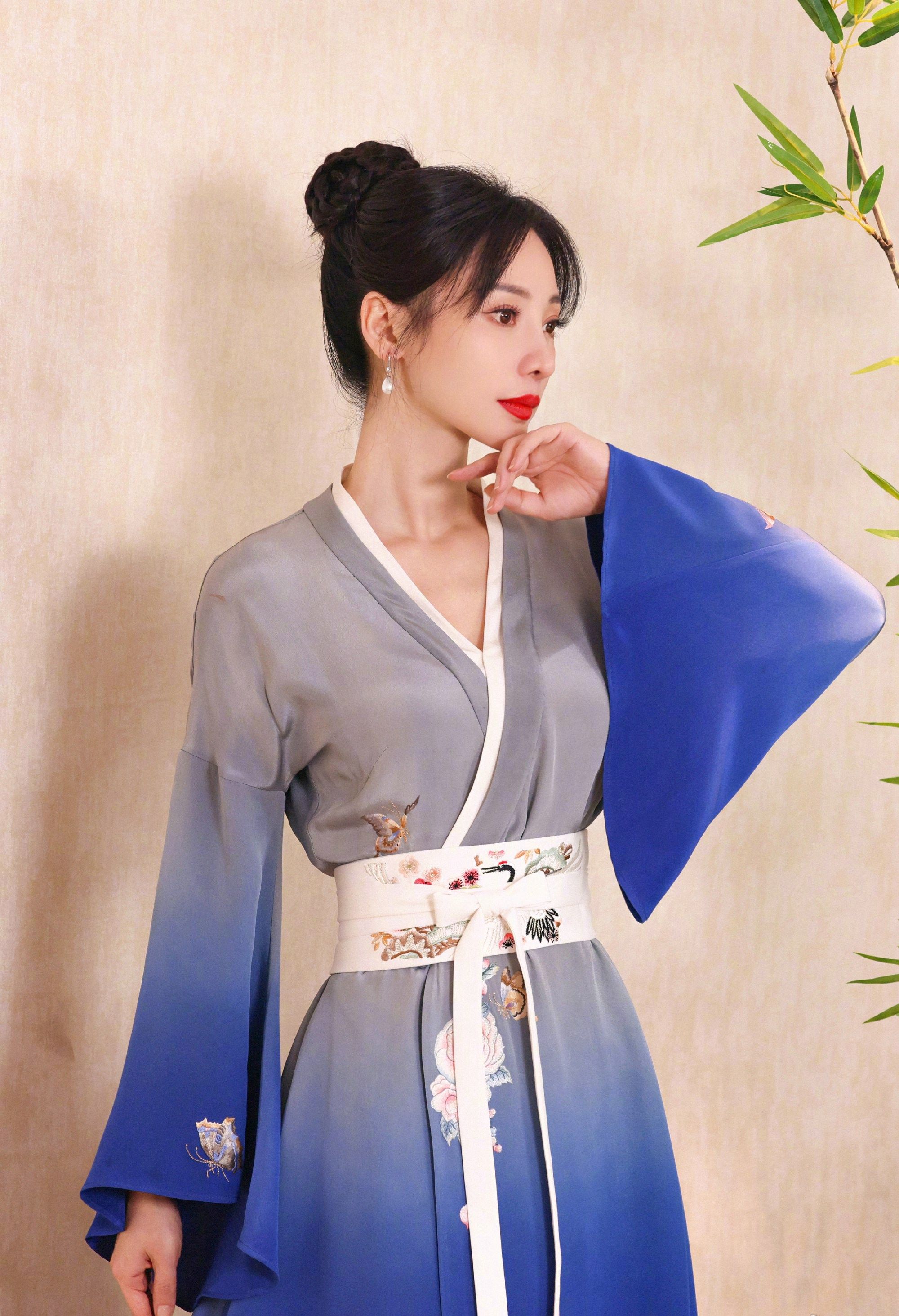 柳岩灰蓝汉服优雅时尚写真