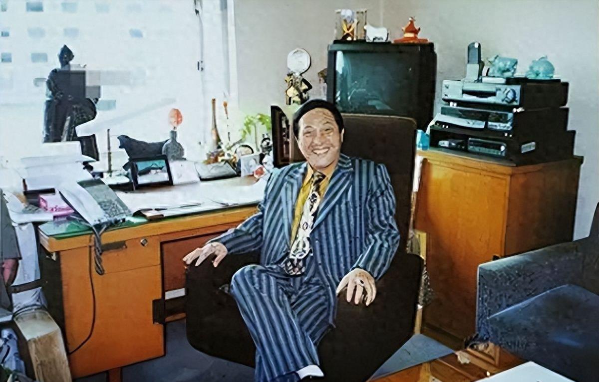 大师王林为众多女星"床上开光",坦胸露乳用酒画符,场面炸裂!