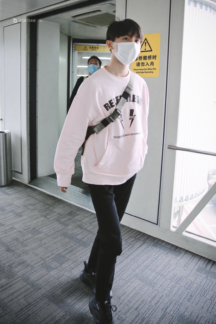 马嘉祺结束工作返回郑州 下次见面就是大学生小马咯