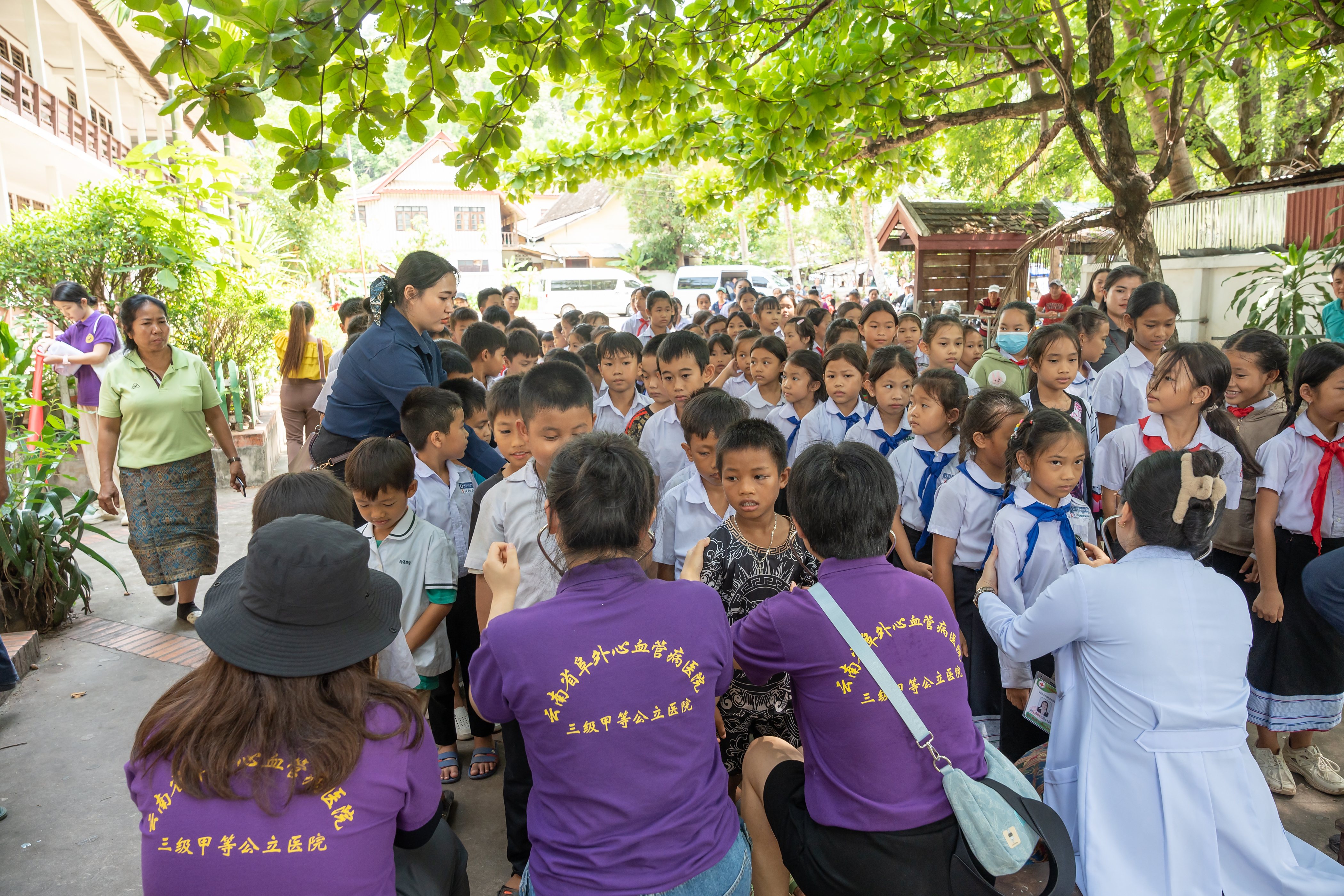 琅勃拉邦,万象等地,对近6000名3岁至18岁的老挝中小学和幼儿园学生