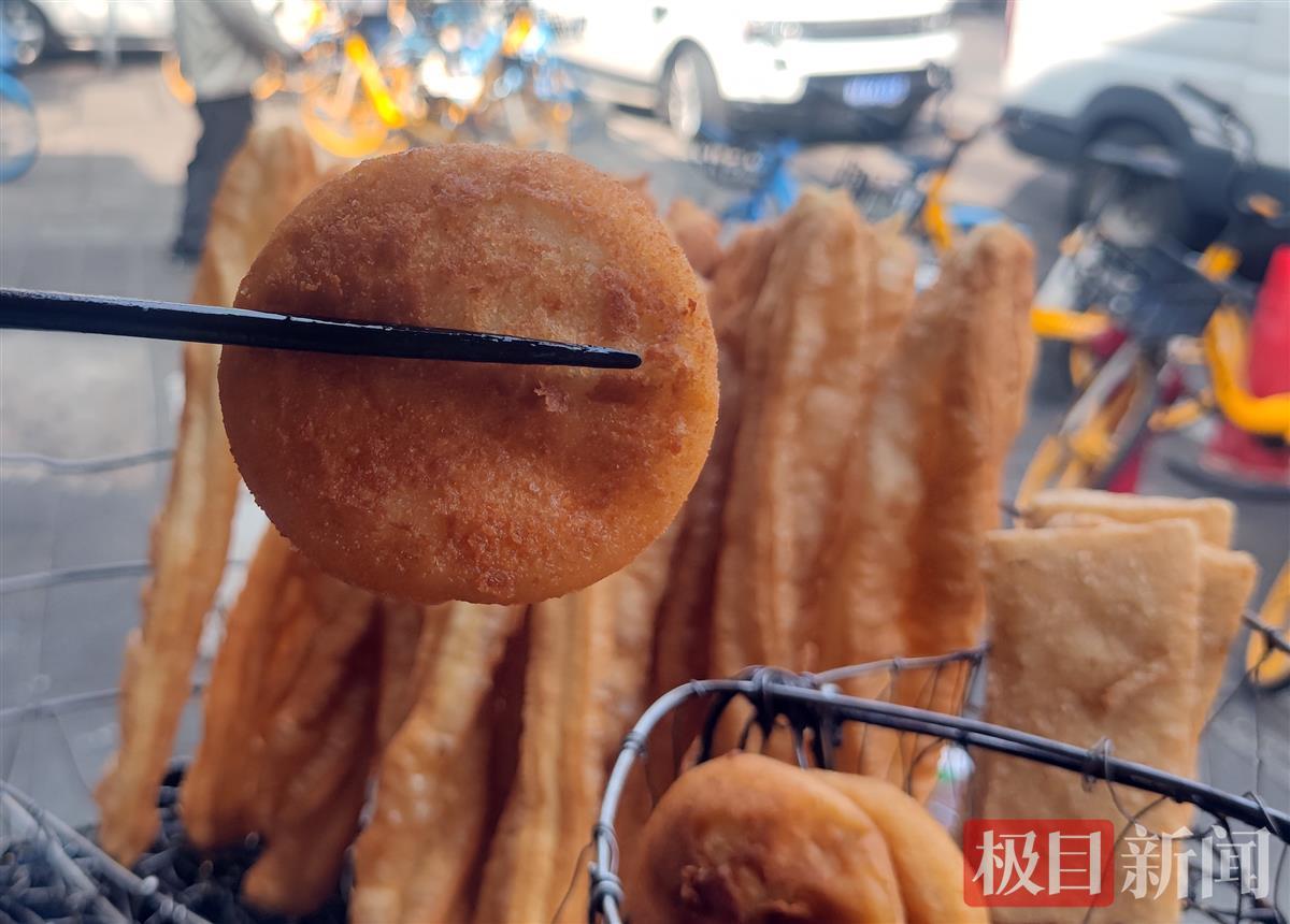 油香酥饺糯米鸡,剁馍糍粑苕面窝,是什么让武汉伢儿时过早都"回来"了?