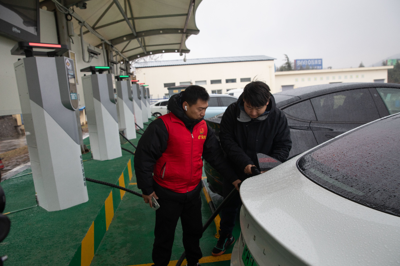 保障假期出行畅通2月4日上午,江苏省沪蓉高速黄栗墅高速服务区充电站