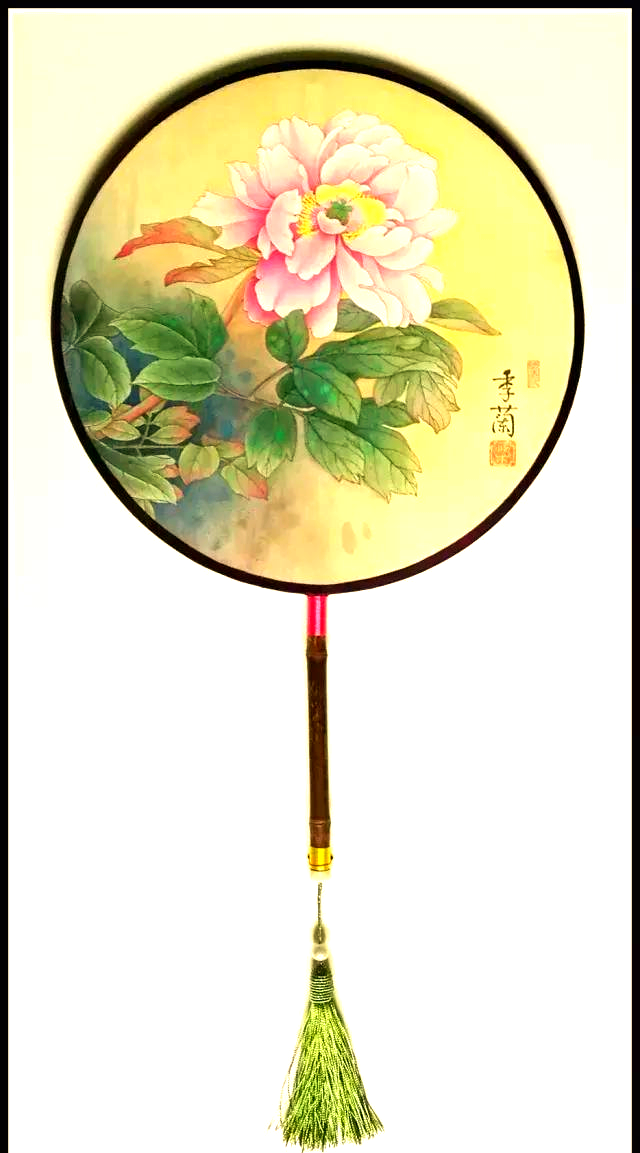 欣赏梁季兰的工笔花鸟团扇艺术