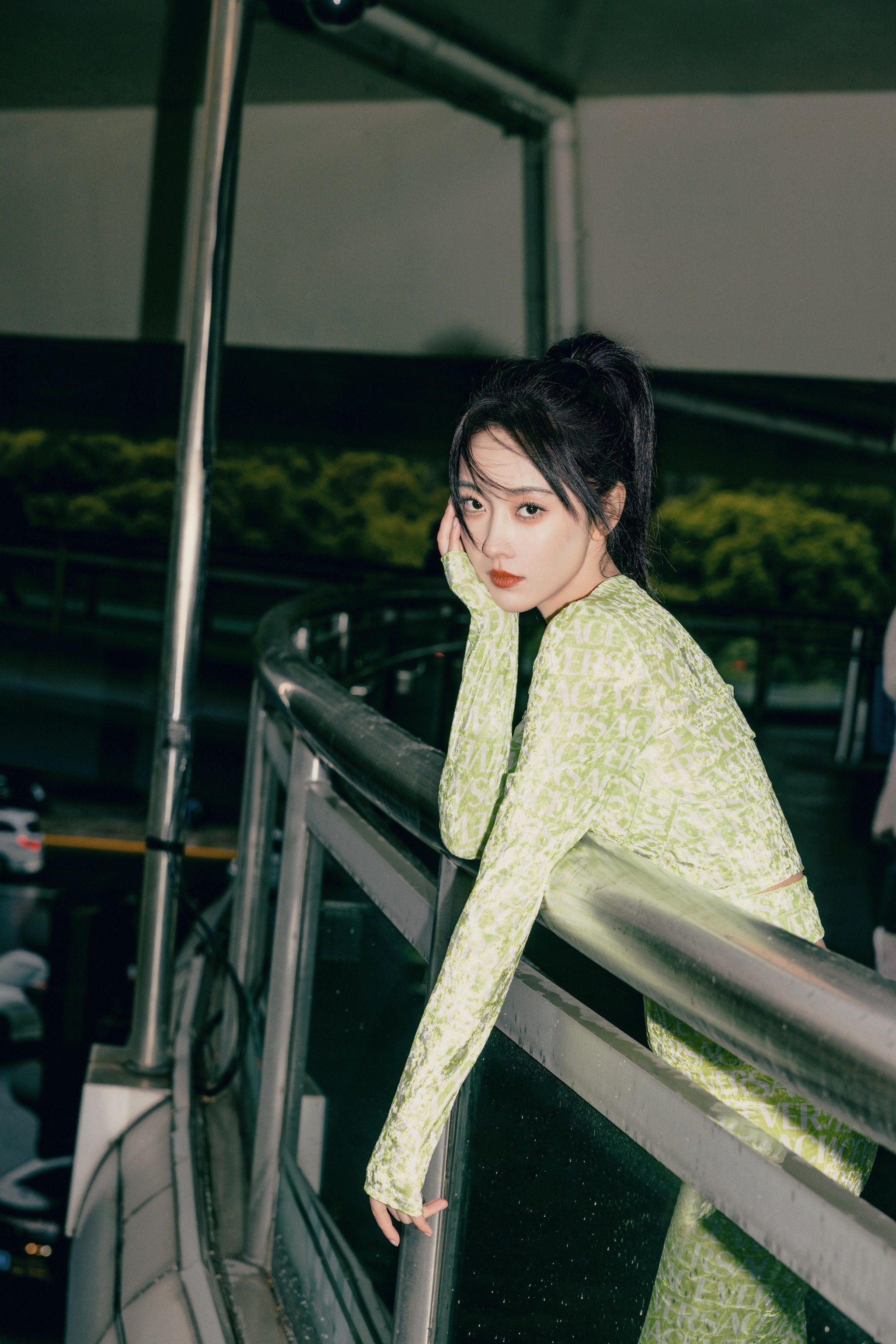 宣璐绿色字母摩登高光写真