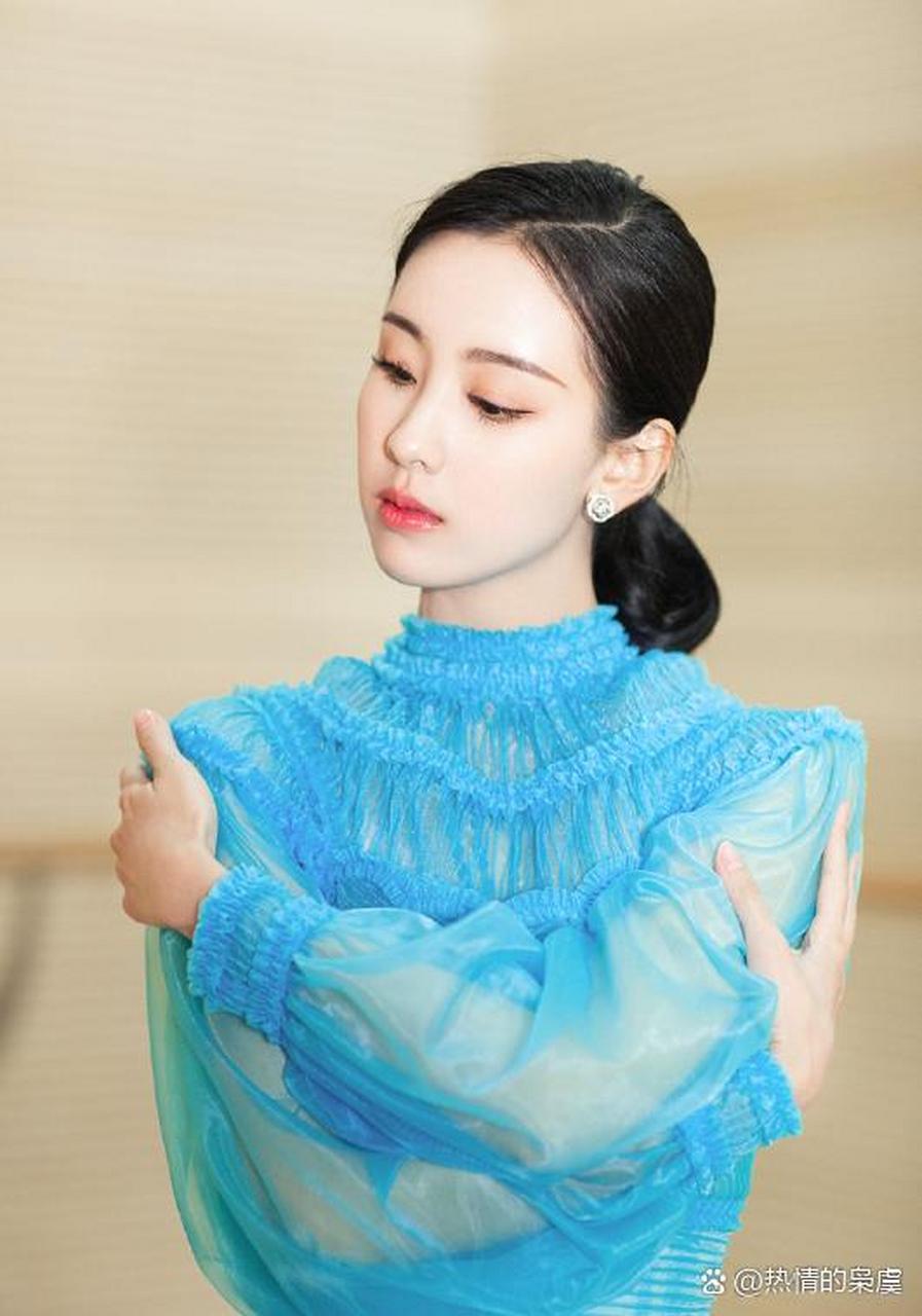 冰蓝丝质纱裙迷人写真