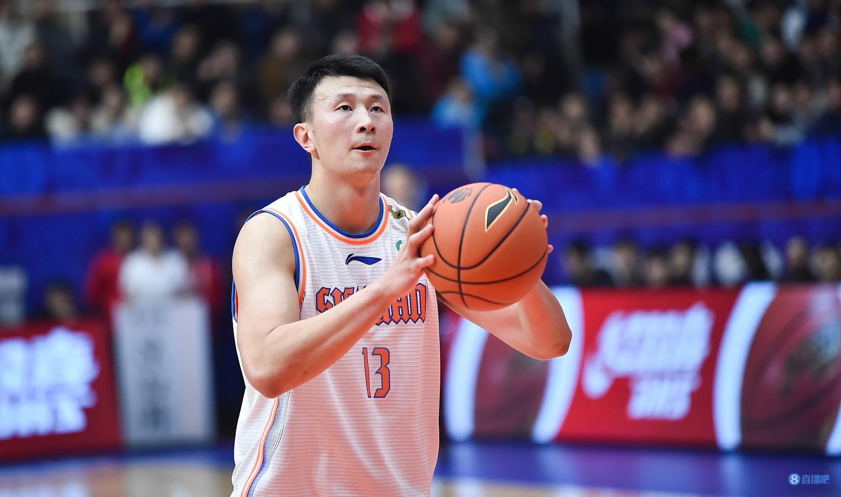 强势发挥难救主!左朕年16中8&三分10中5砍23分10板 拼下7前场板