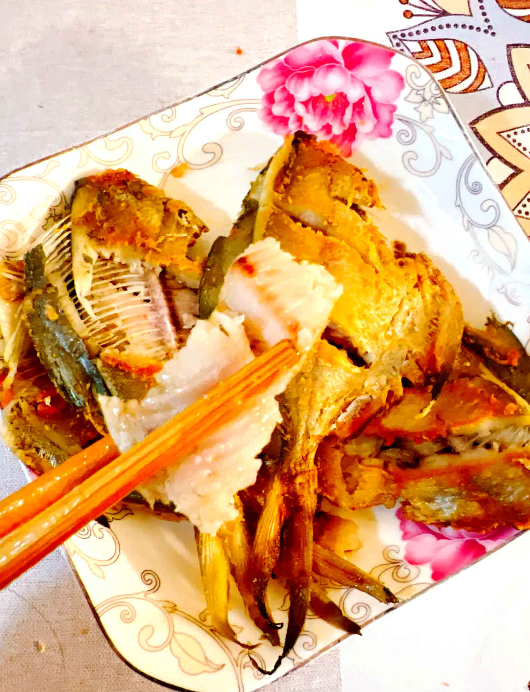 它能够最大程度地保留小晶鱼本身的鲜美,与葱香的