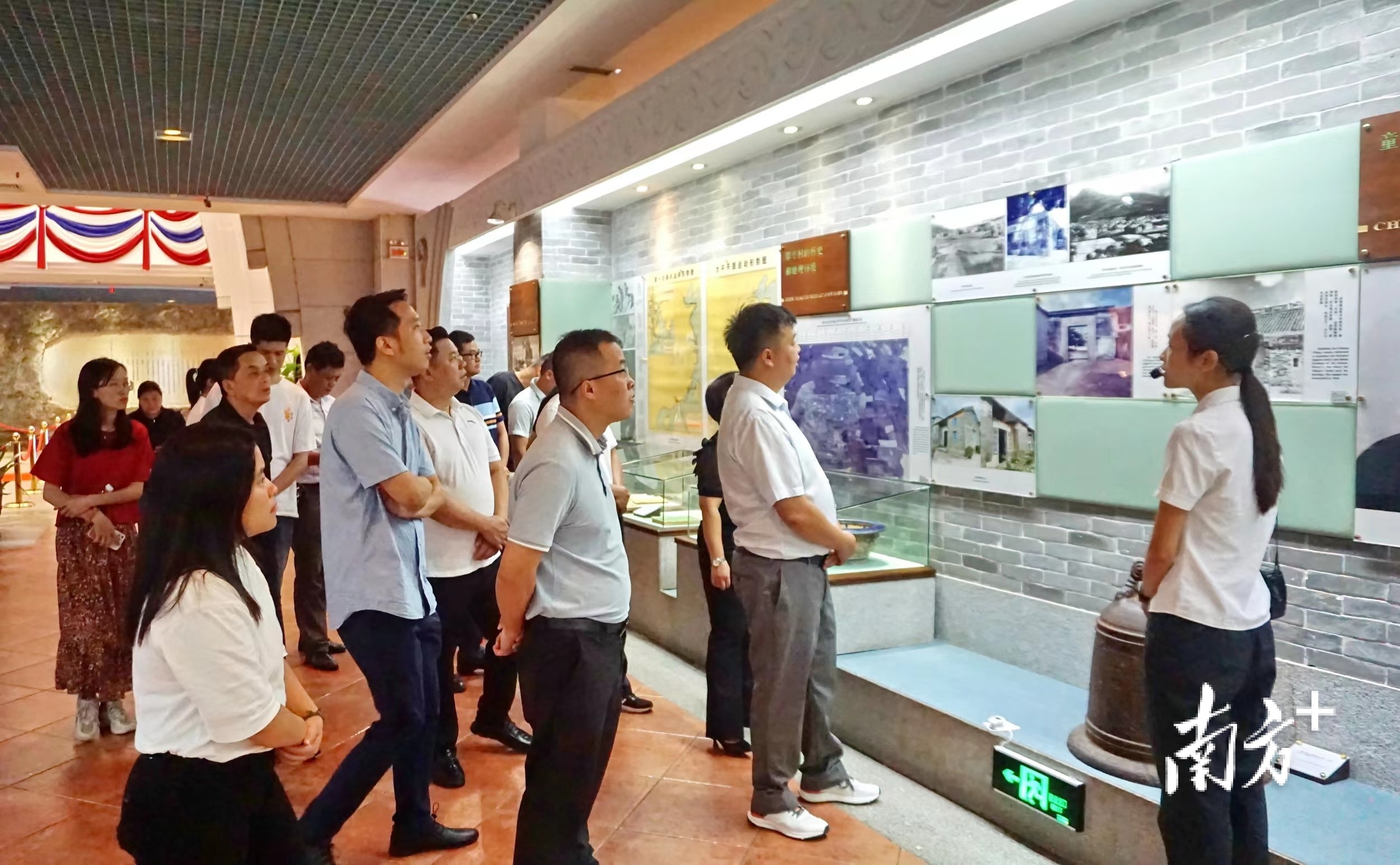 郁南县都城镇党员领导干部赴中山市开展主题党日活动