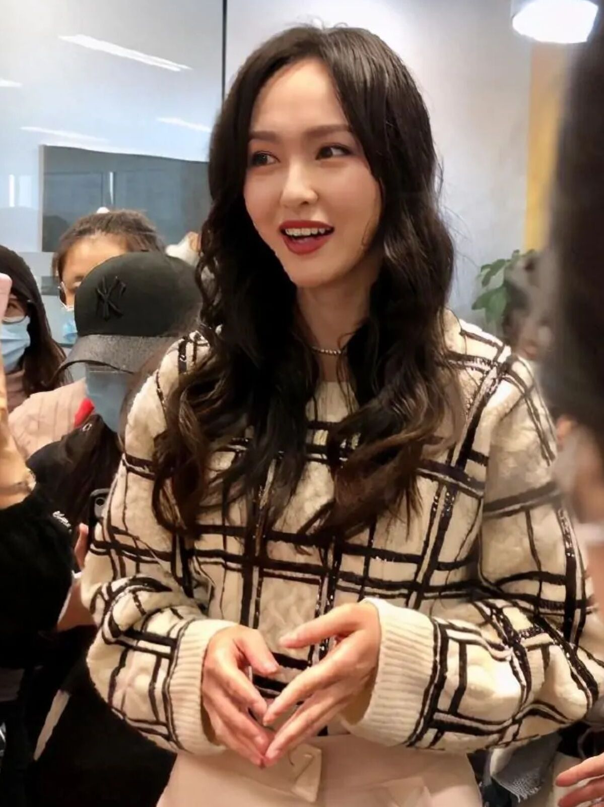 路人镜头下的唐嫣也很美,厚实毛衣配短裙,气质真优雅