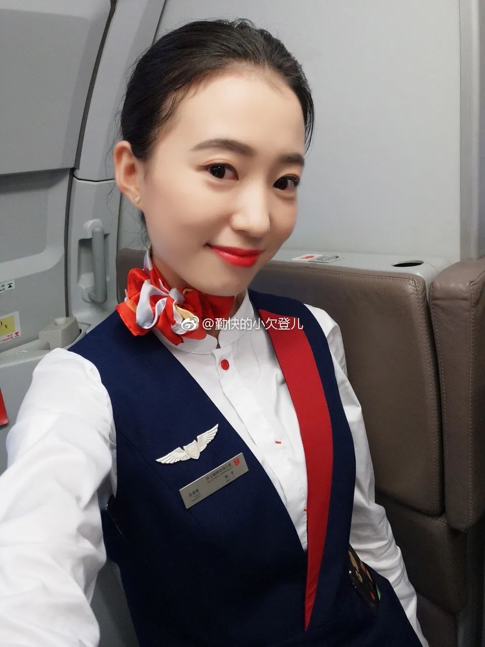 揭秘:龍江航空空姐制服,紅藍之間的厚重與熱情