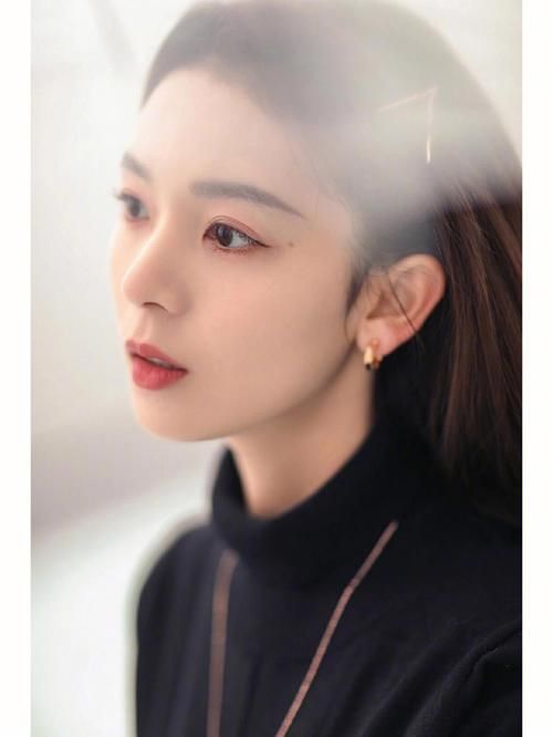 陈瑶与男子挽手逛超市 亲昵挽男方手臂十分甜蜜