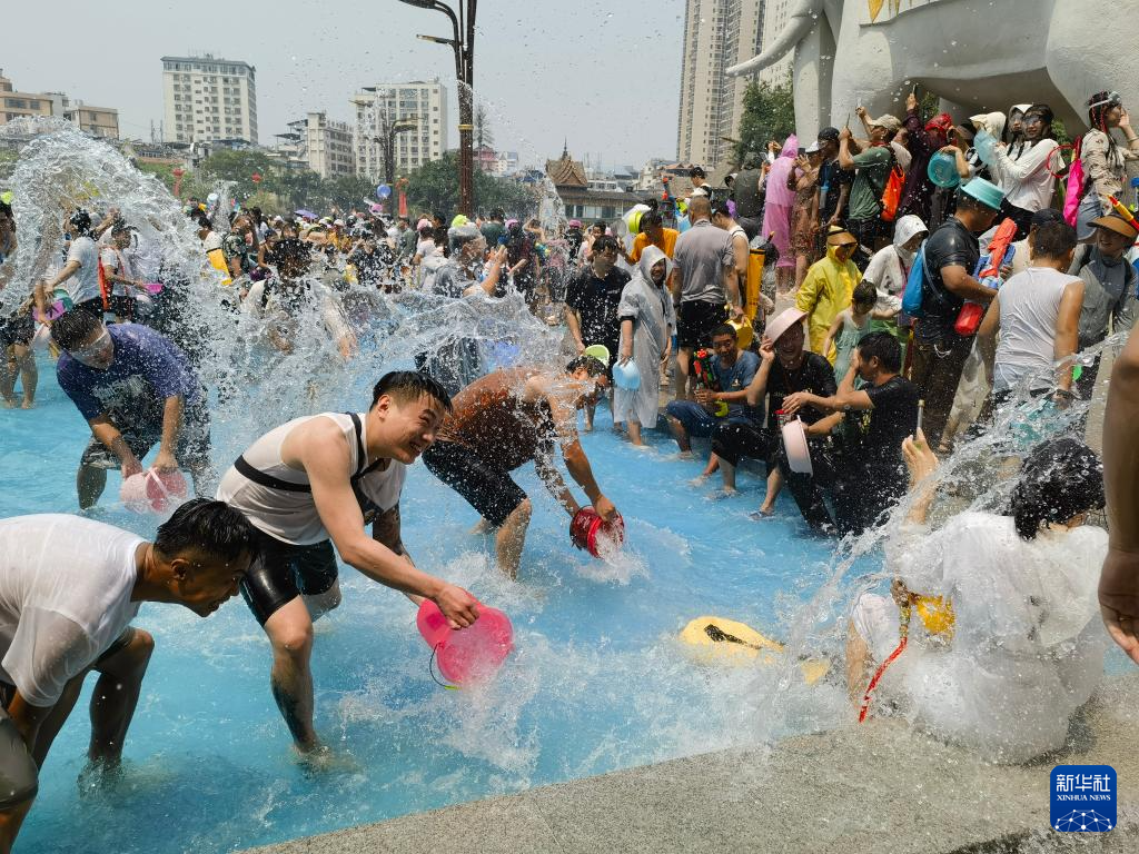 西双版纳泼水节游街图片