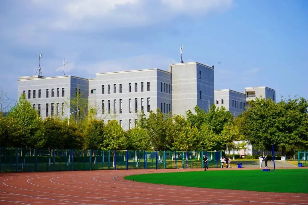 不仅宽敞,而且精美四川天一学院以欧式城堡为建筑风格"城堡"式校园,美