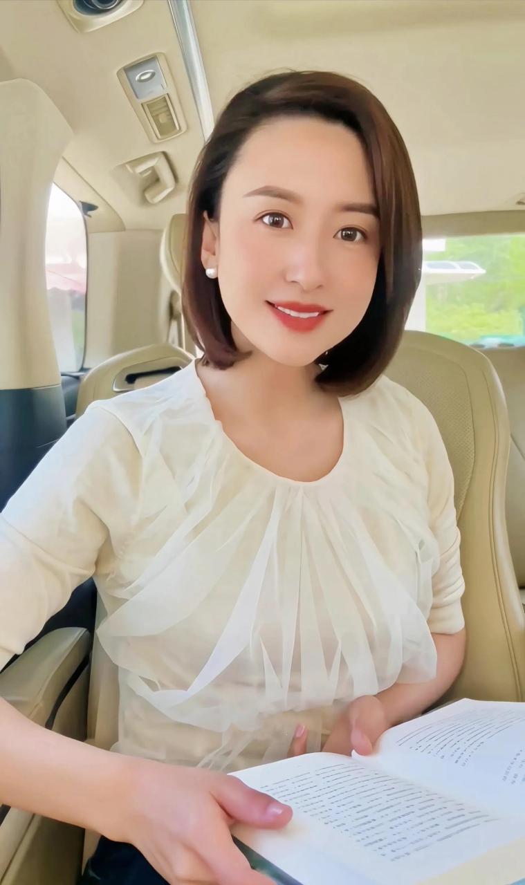 主持人张蕾直播首秀今晚开启 今晚19:00锁定张蕾抖音直播间 张蕾