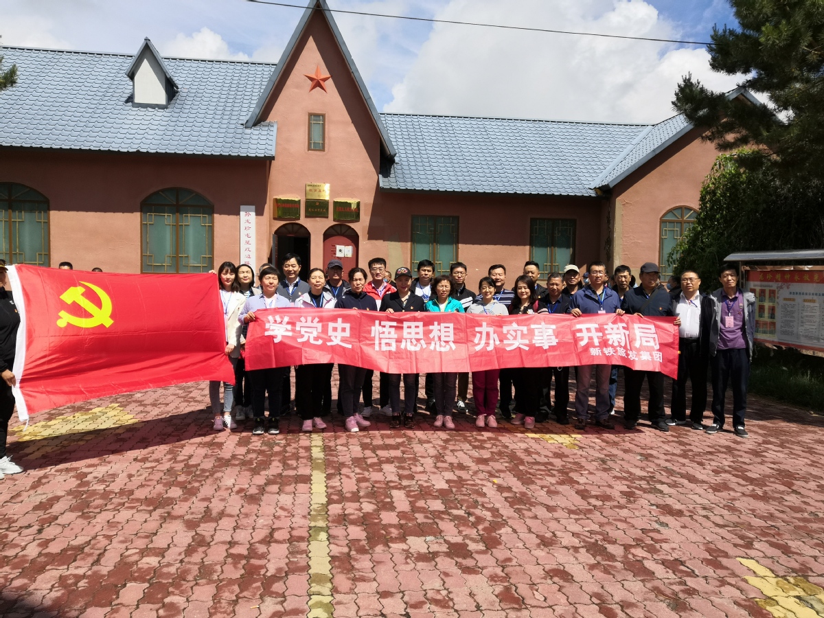 新疆鐵路首趟紅色教育旅遊專列開進塔城