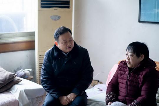 汤光华同志春节前夕走访慰问离退休干部,专家和特困职工