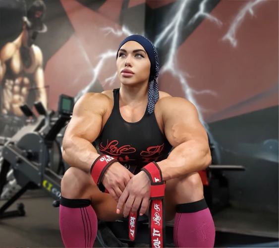 很难想象,巨无霸版"金刚芭比"原来也是一位瘦弱的姑娘