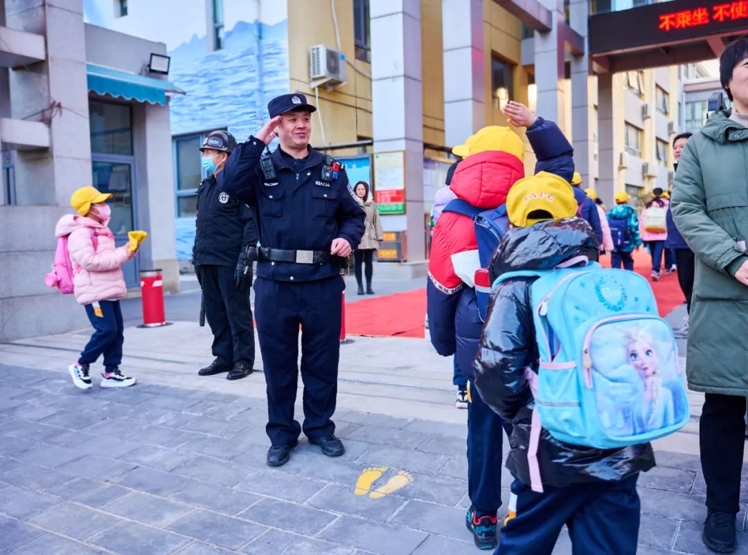 份责任一直延续北京公安民警沿着英雄的足迹用实际行动弘扬"宝来精神"