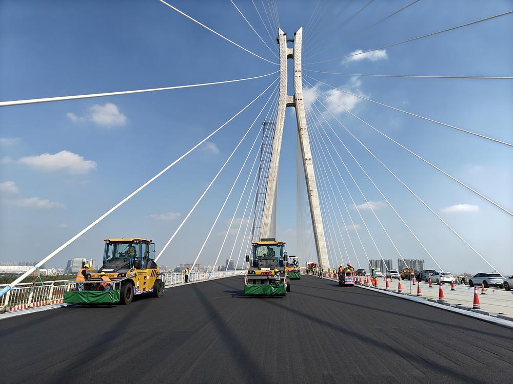 南中高速进入环氧沥青混凝土铺筑阶段