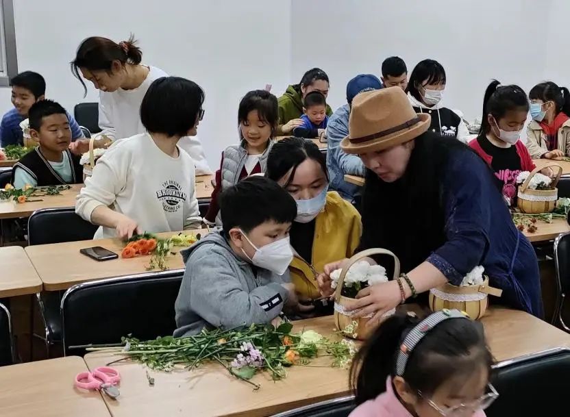 引导孩子发现生活中的美!宝山这里开展亲子创意插花活动