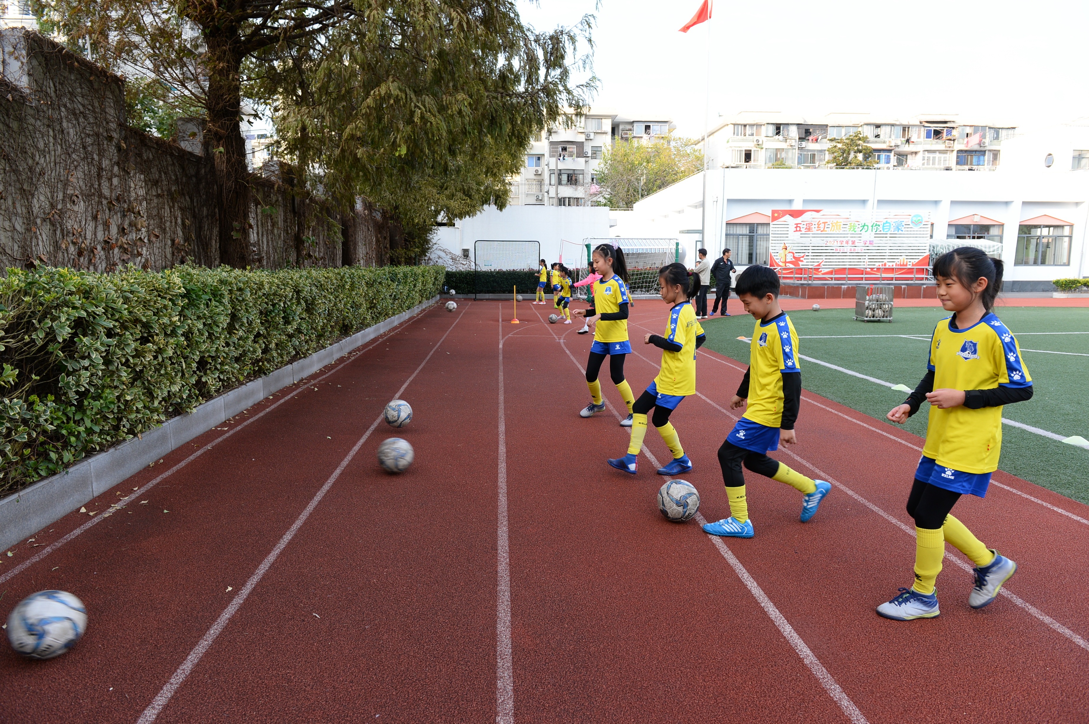 铭记水妈妈的教诲,三泉路小学学子传承中国女足精神