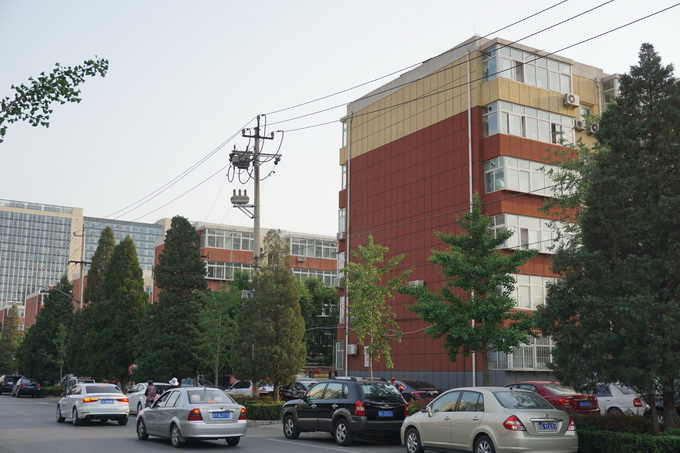 拓宽通行空间!平谷区金谷园小区挡道的线杆有望挪移