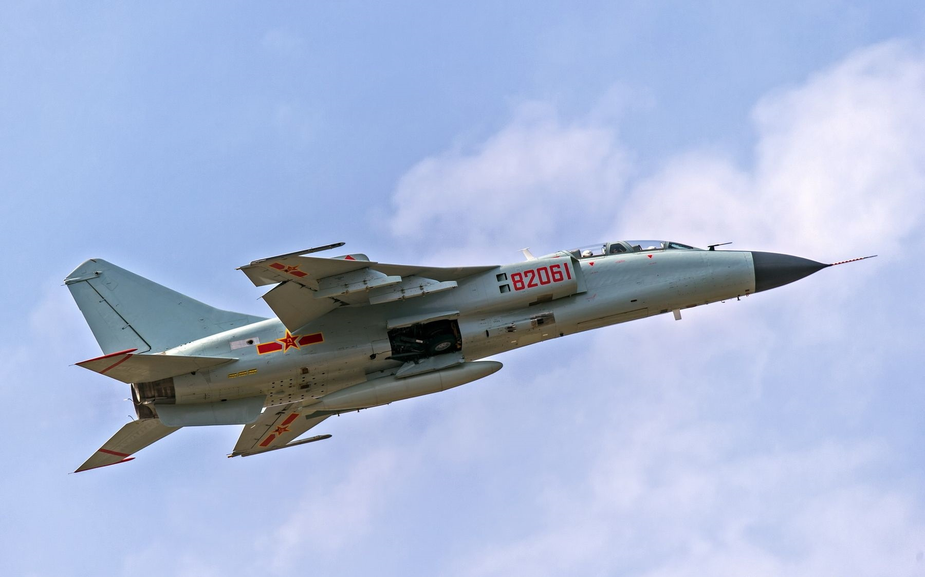 解放军已有更先进的歼16战机,歼轰7a还在改进,为何还担当重任?