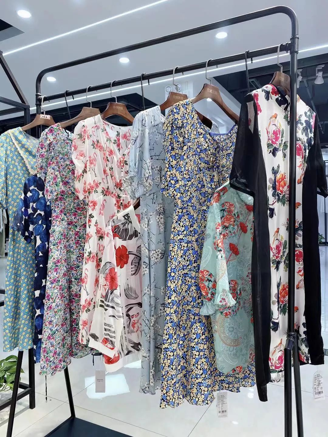 品牌折扣女装「凯撒贝雷」抖音快手淘宝直播货源 批发走份 视频看货