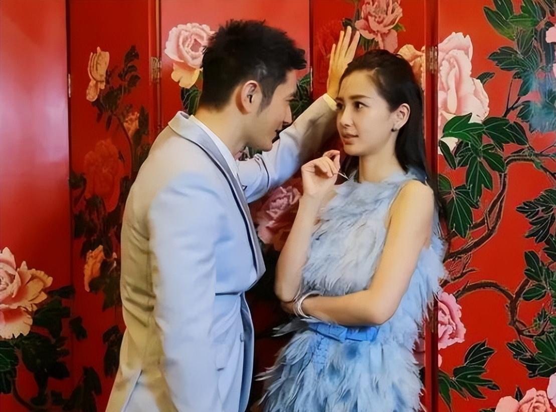 离婚后胆肥了?ab节目与金靖首提黄晓明,表情露真相,男方疑同居