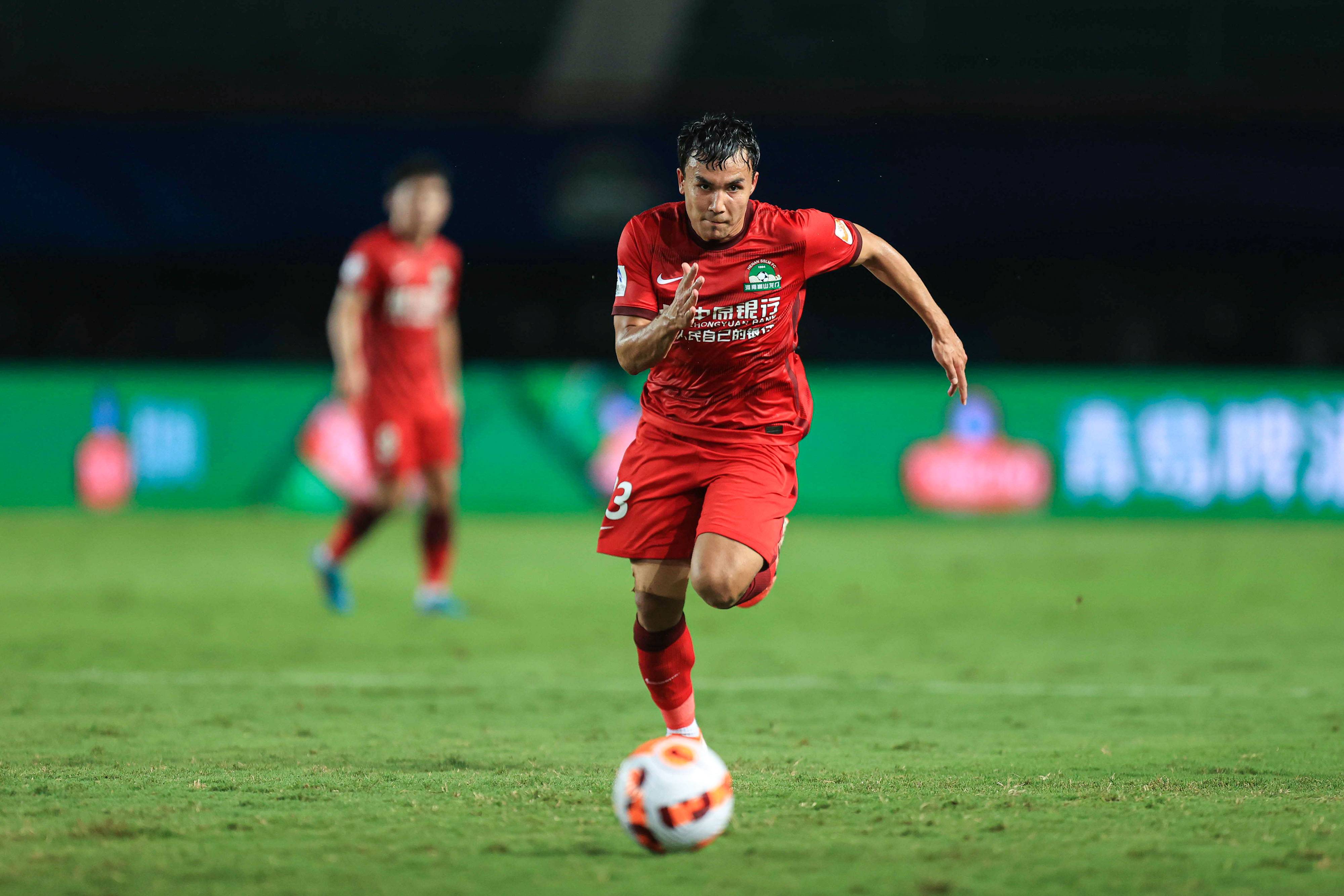 祝早日康复!河南嵩山龙门后卫迪力穆拉提腓骨骨折赛季报销