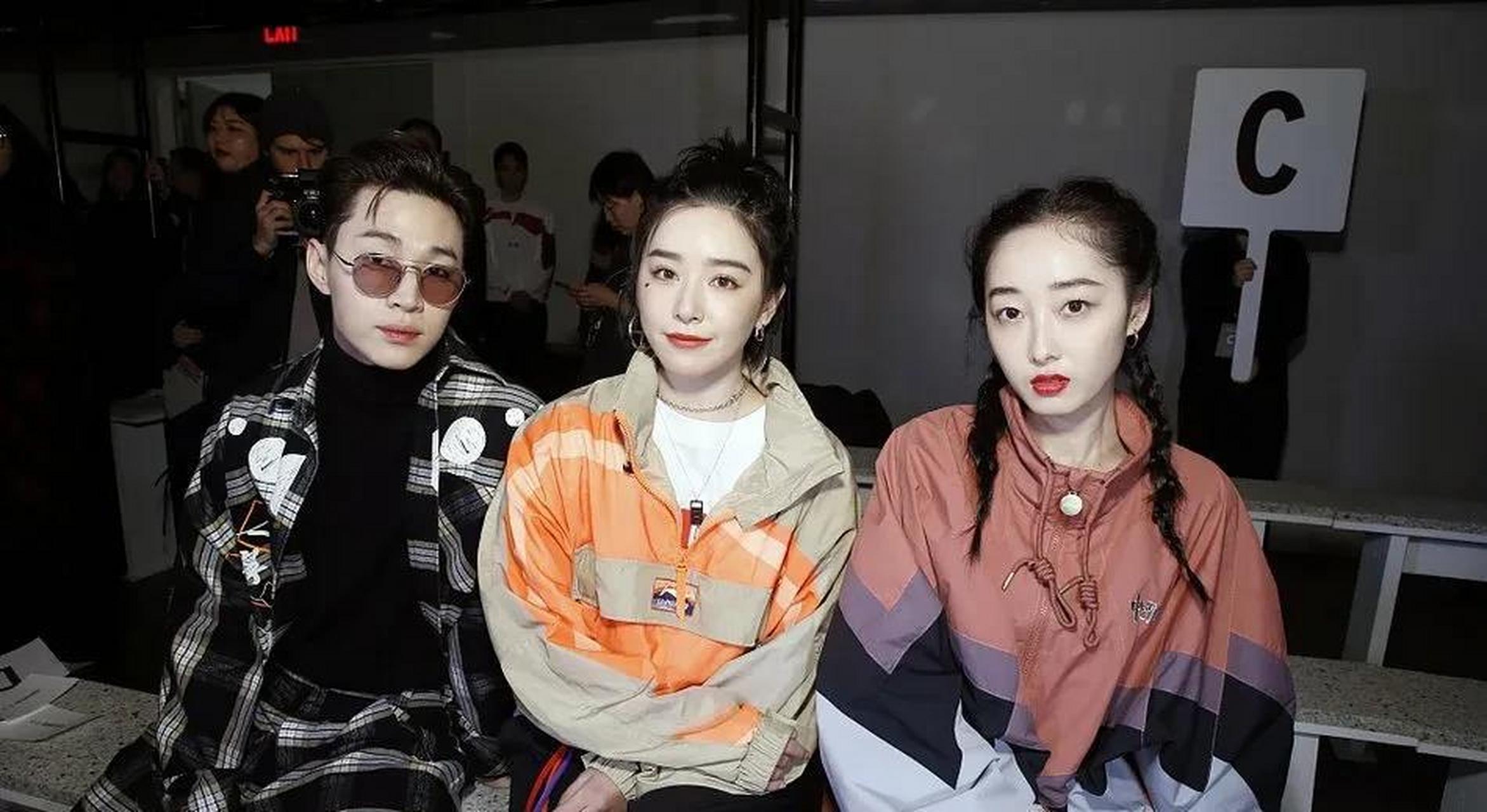 阚清子蒋梦婕同场看秀,运动装穿出小心机:阚清子百变星星妆,蒋梦婕玩