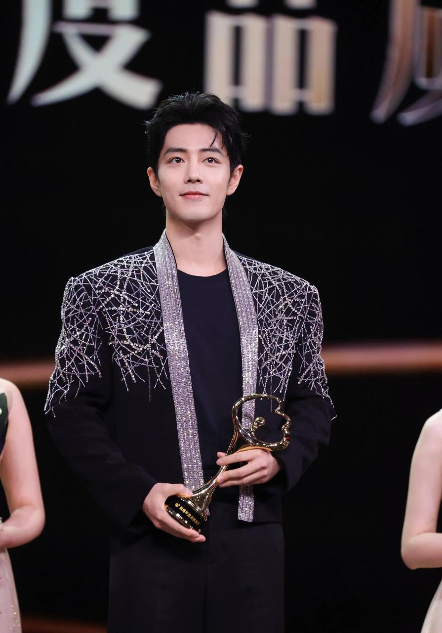 何洛洛肖战同款亮闪闪外套,两位都是清瘦秀气型帅哥,其实这衣服设计垫