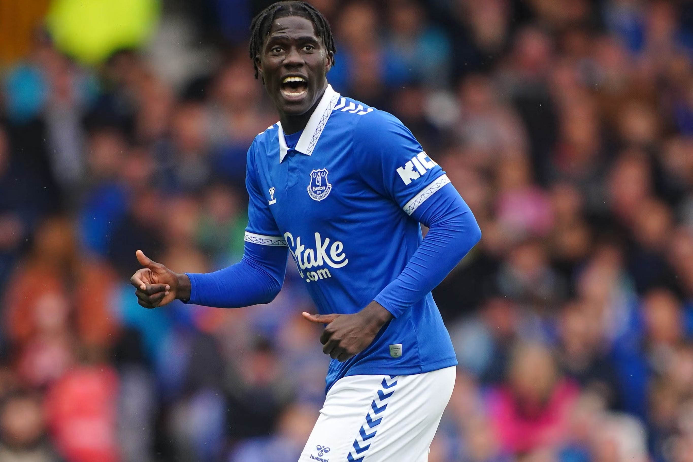 记者:阿森纳正与埃弗顿谈阿马杜-奥纳纳,球员想加盟枪手