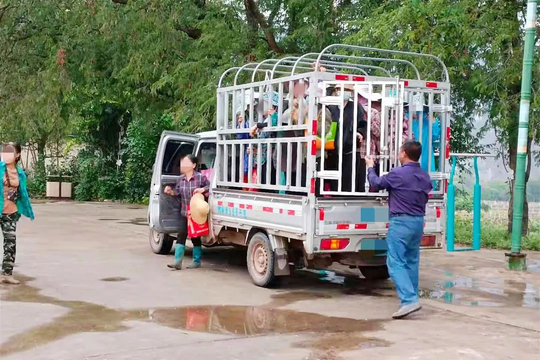 人从众小货车如此载人春季农村专项整治