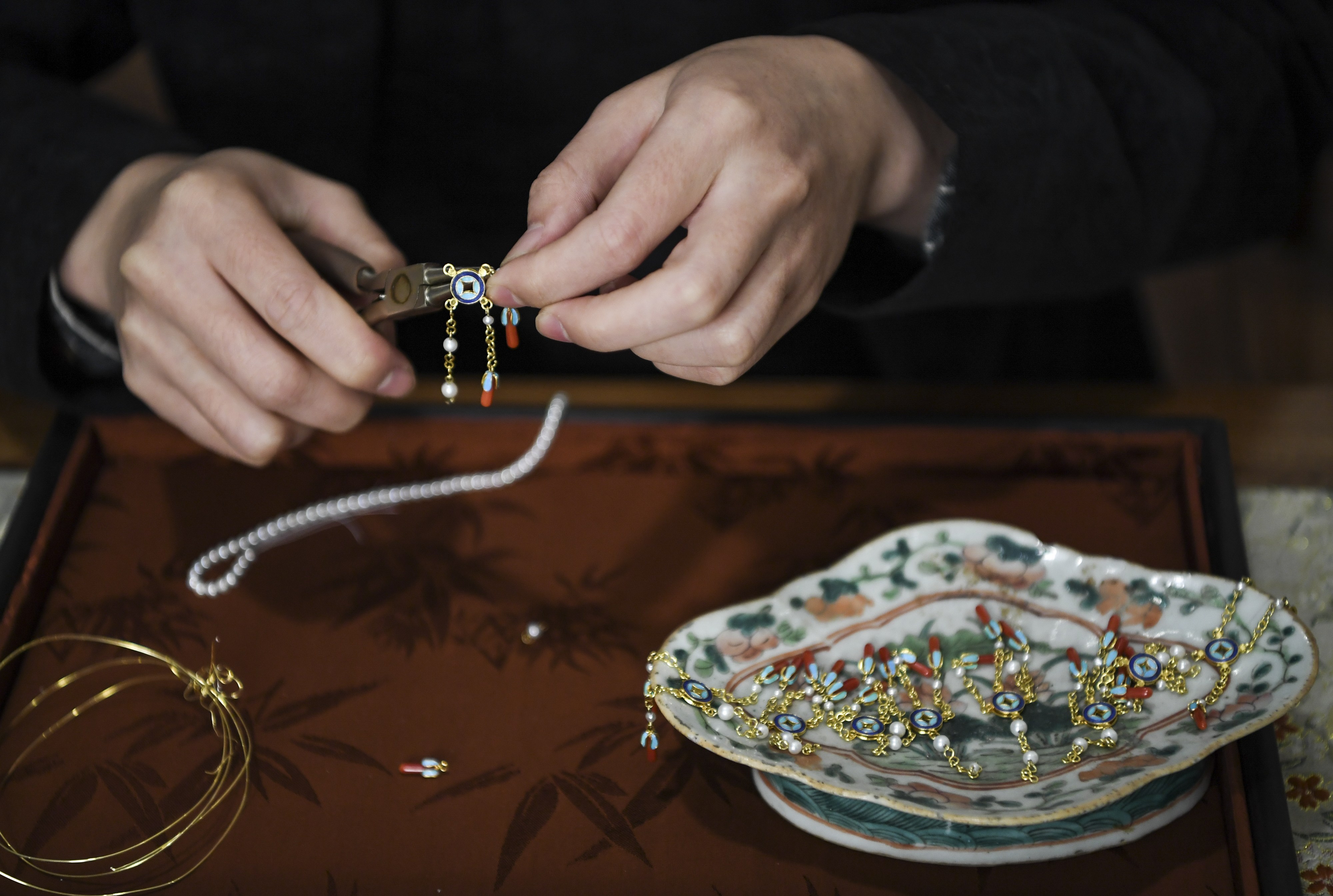 "90后"辜国强:让花丝镶嵌传统工艺焕发新活力