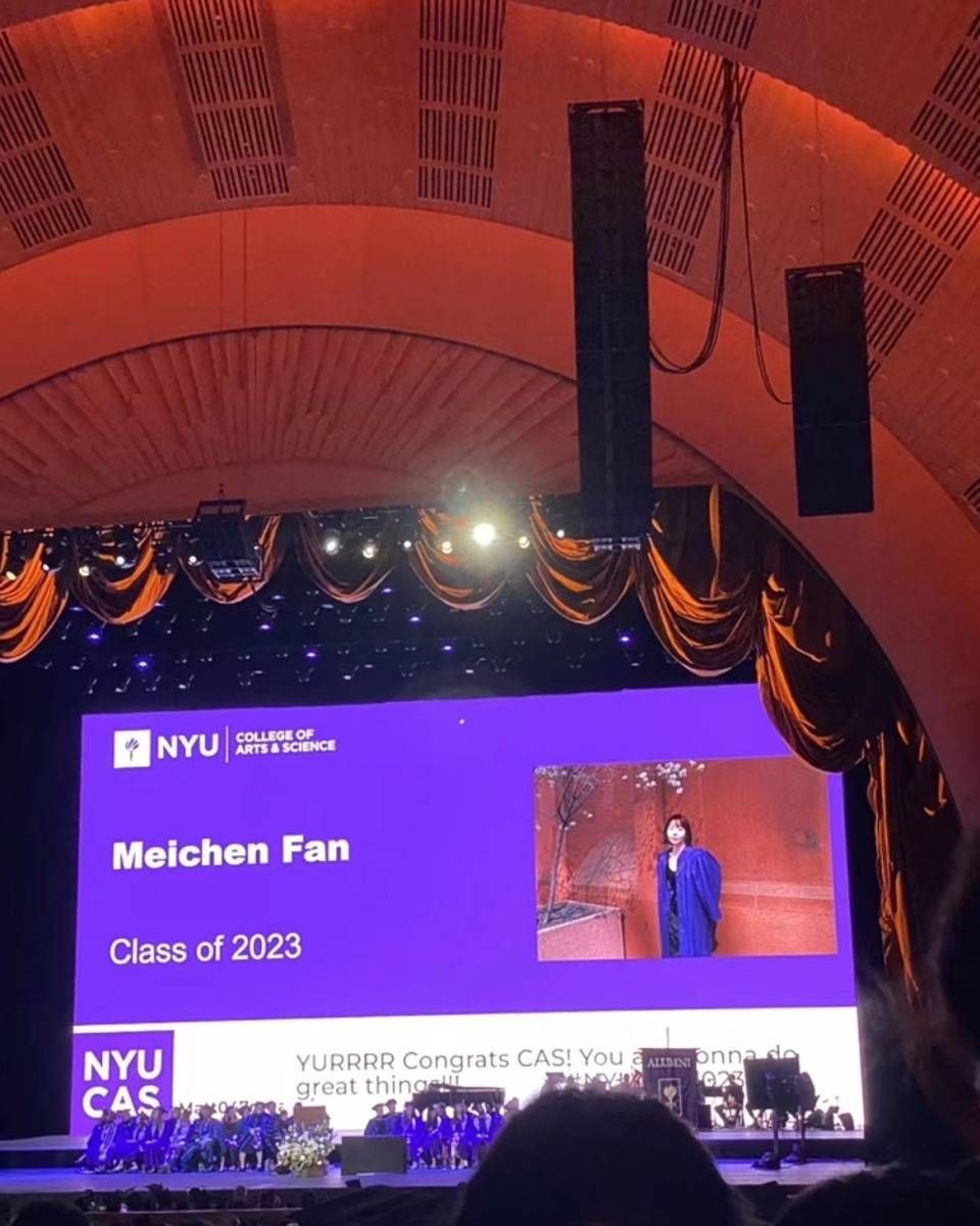 范明女儿范美辰在纽约大学毕业典礼上出众亮相