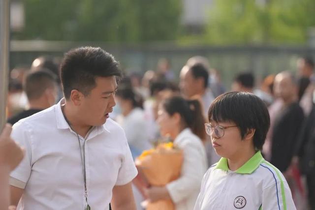 济阳闻韶中学第三届十八岁成人礼仪式隆重举行