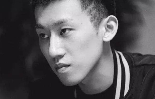 富二代丁伟创业失败,父母坐牢,被女友甩,如今26岁他怎样了?