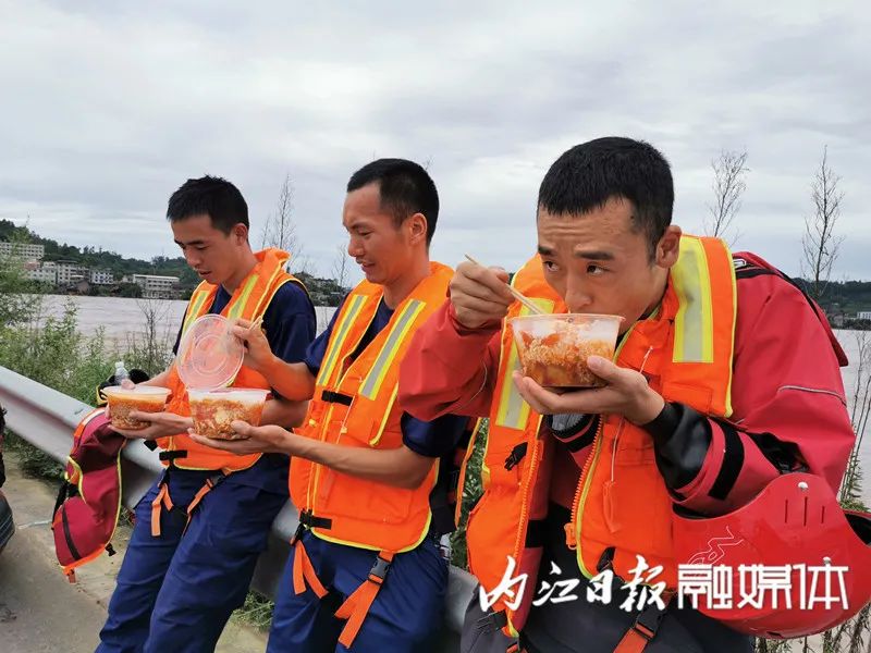 瞬间泪崩!"快从我身上踩过去",内江消防在乐山