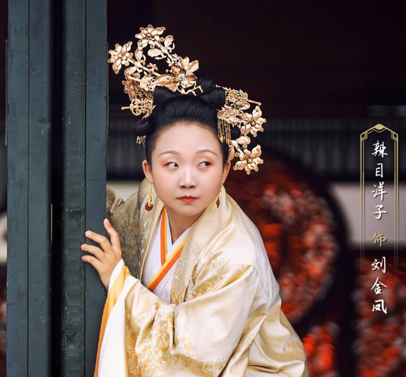 "幽默搞怪"的辣目洋子,肉态明显却五赘肉,完美诠释微胖也很美