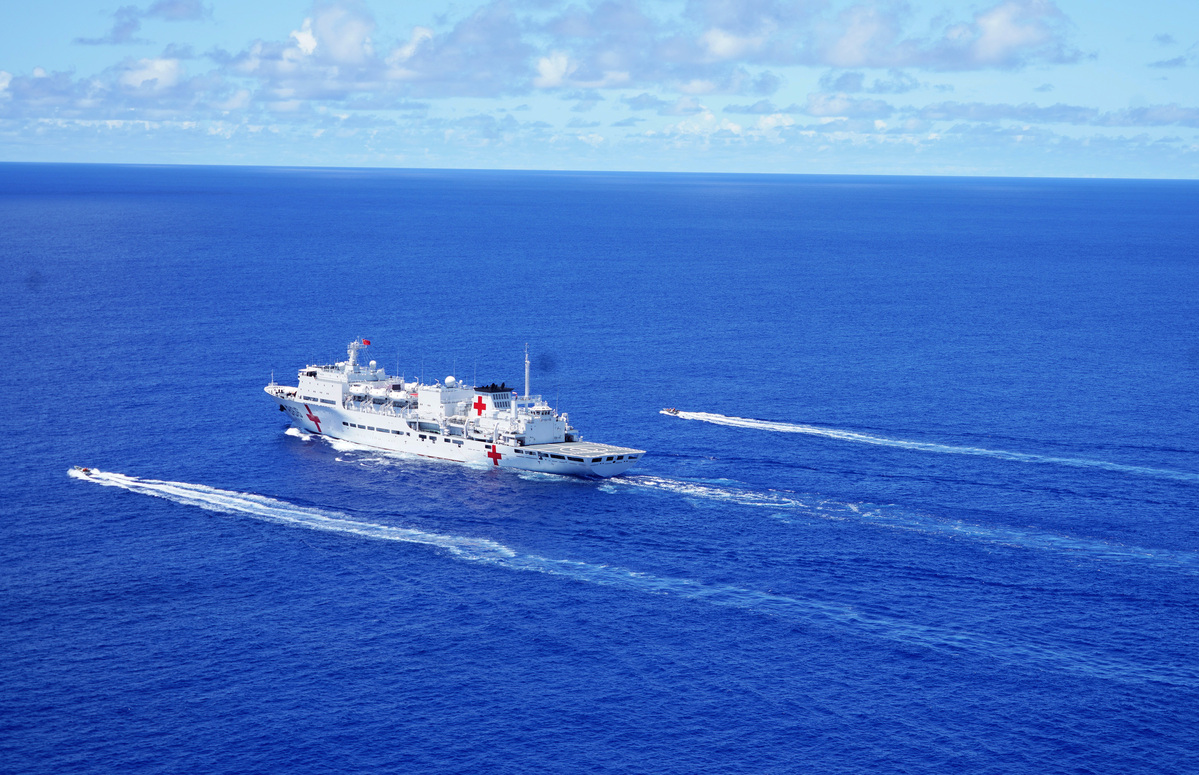 中国海军"和平方舟"号医院船在西太平洋开展海空立体医疗救护演练