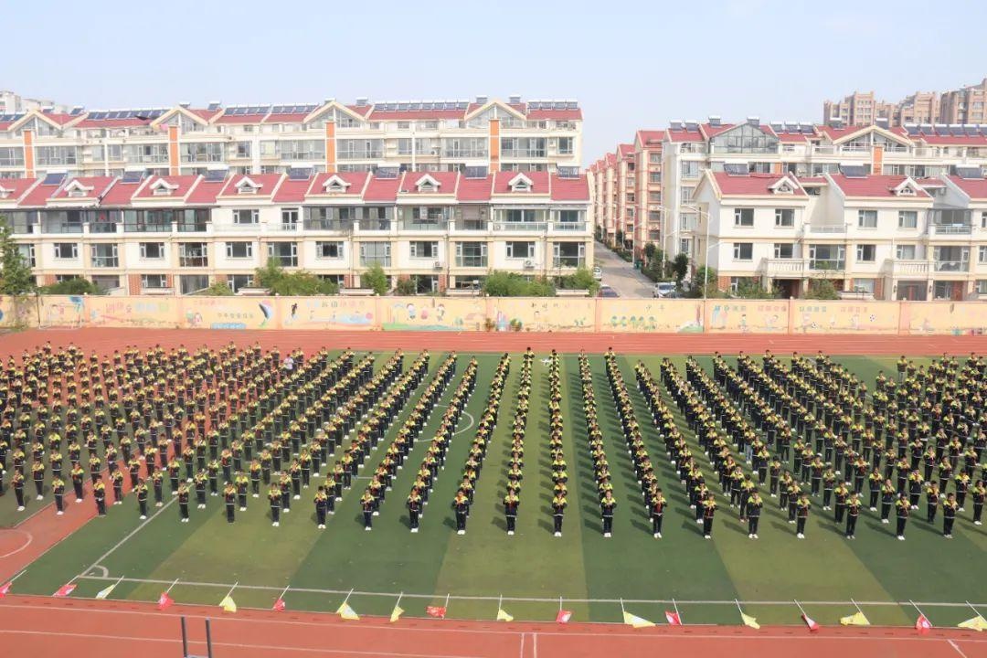 请党放心 强国有我——临沂玉龙湾小学葫芦丝千人合奏