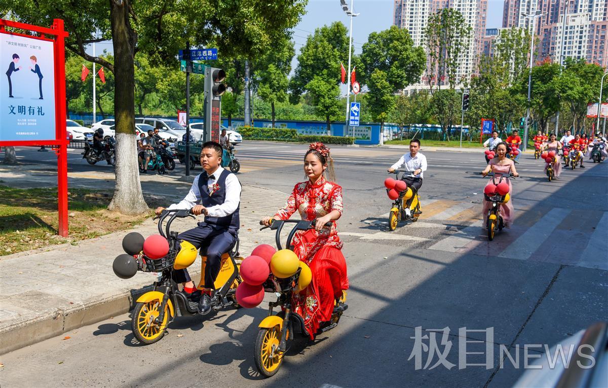 经过约20分钟的骑行,接亲的骑行车队抵达婚礼酒店.