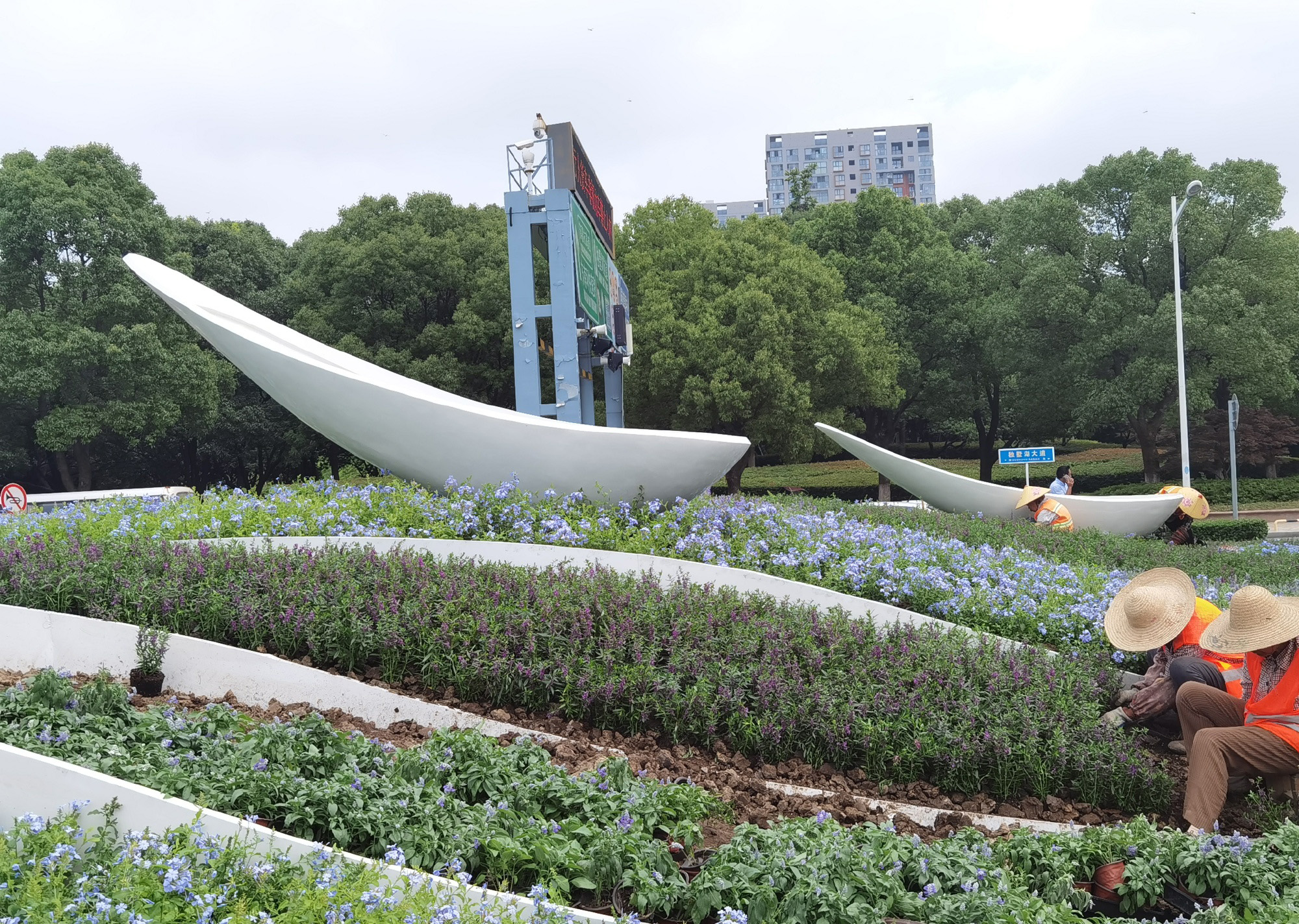 不锈钢鱼群雕塑