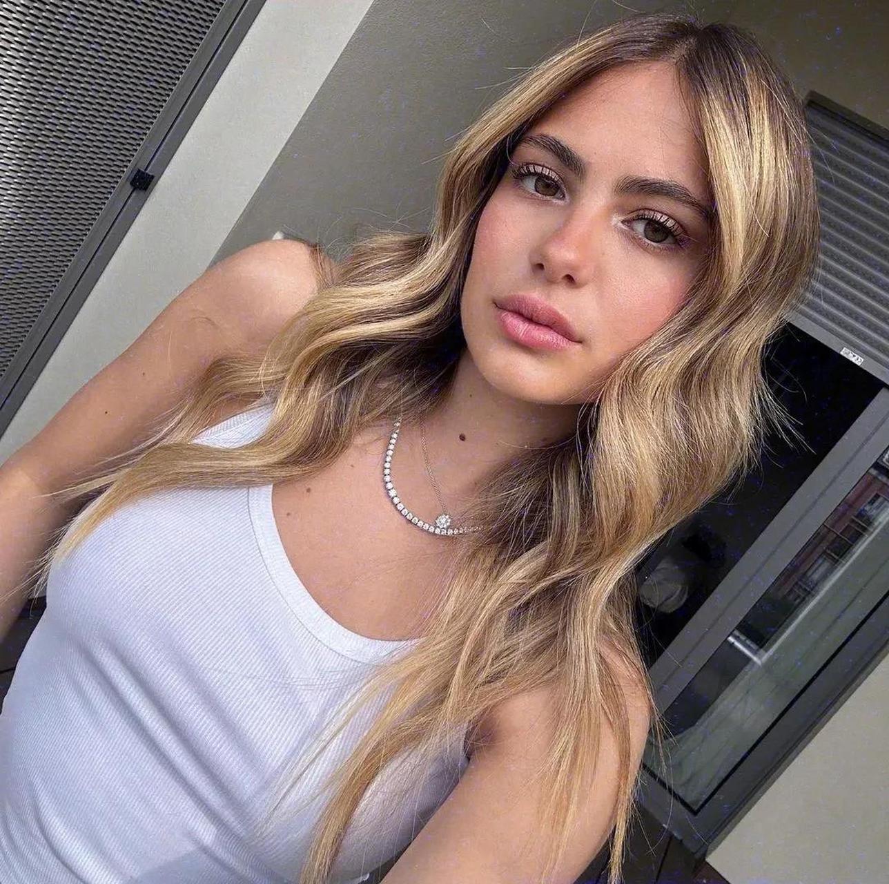 卡卡女友卡洛琳那vs托纳利女友茱莉亚,美颜动人的大pk!