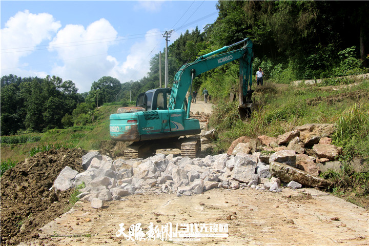 余庆县关兴镇:同心修路助力乡村振兴