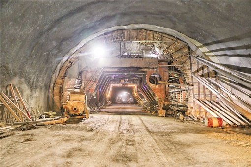 浏阳金阳大道道吾山隧道全线贯通 系目前全省最长双向6车道隧道