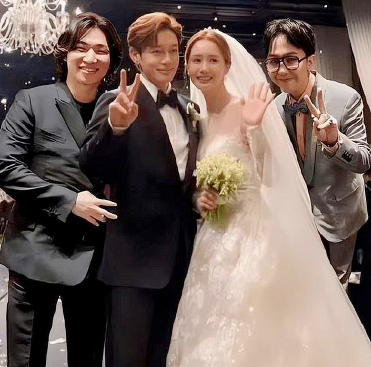 里面李多海的结婚照太惨了,权志龙的金贤重被蒸了,崔始源的胖子变了
