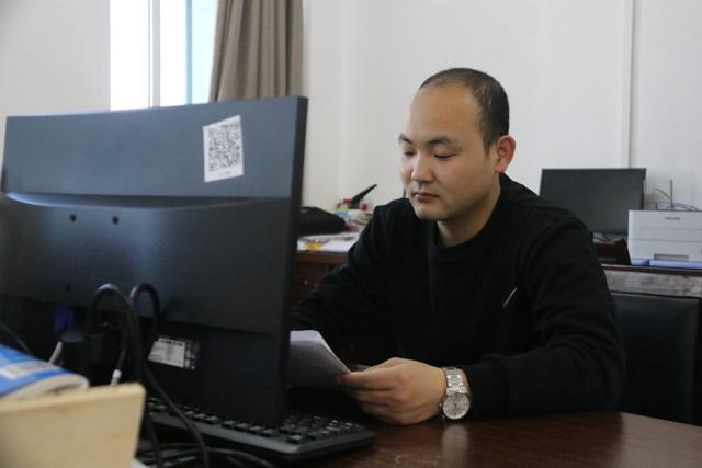 做学生一辈子的益友——记六盘水市第四中学优秀教师徐海成