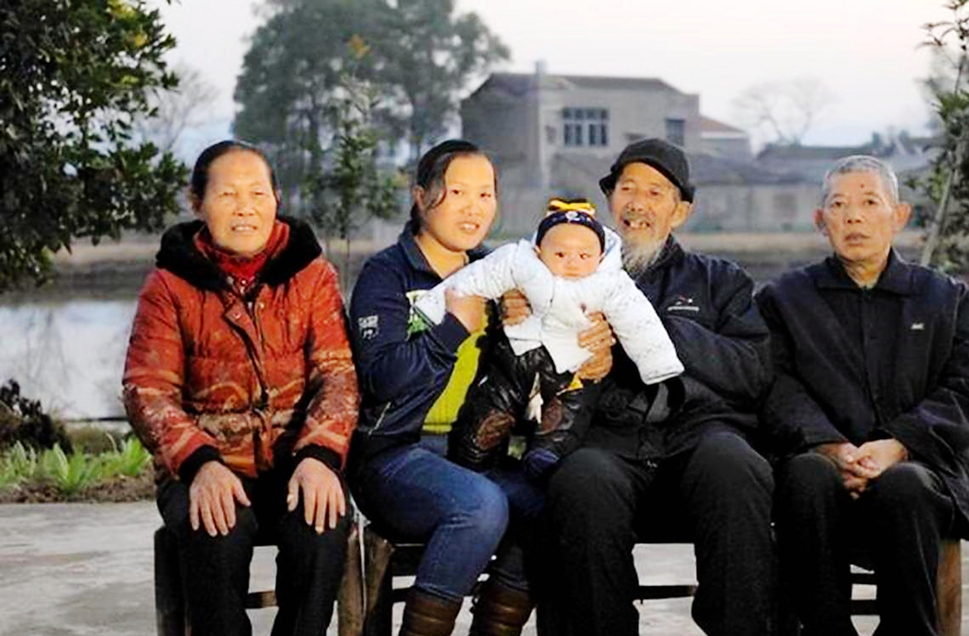 2013年,26岁的湖南女子张凤与七十多岁的老人文长林结婚.